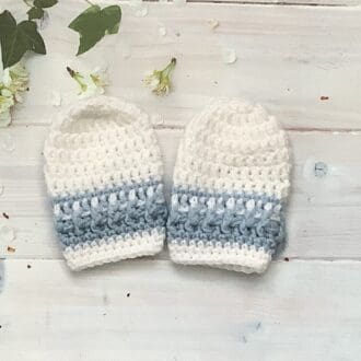 Baby mittens in white and blue