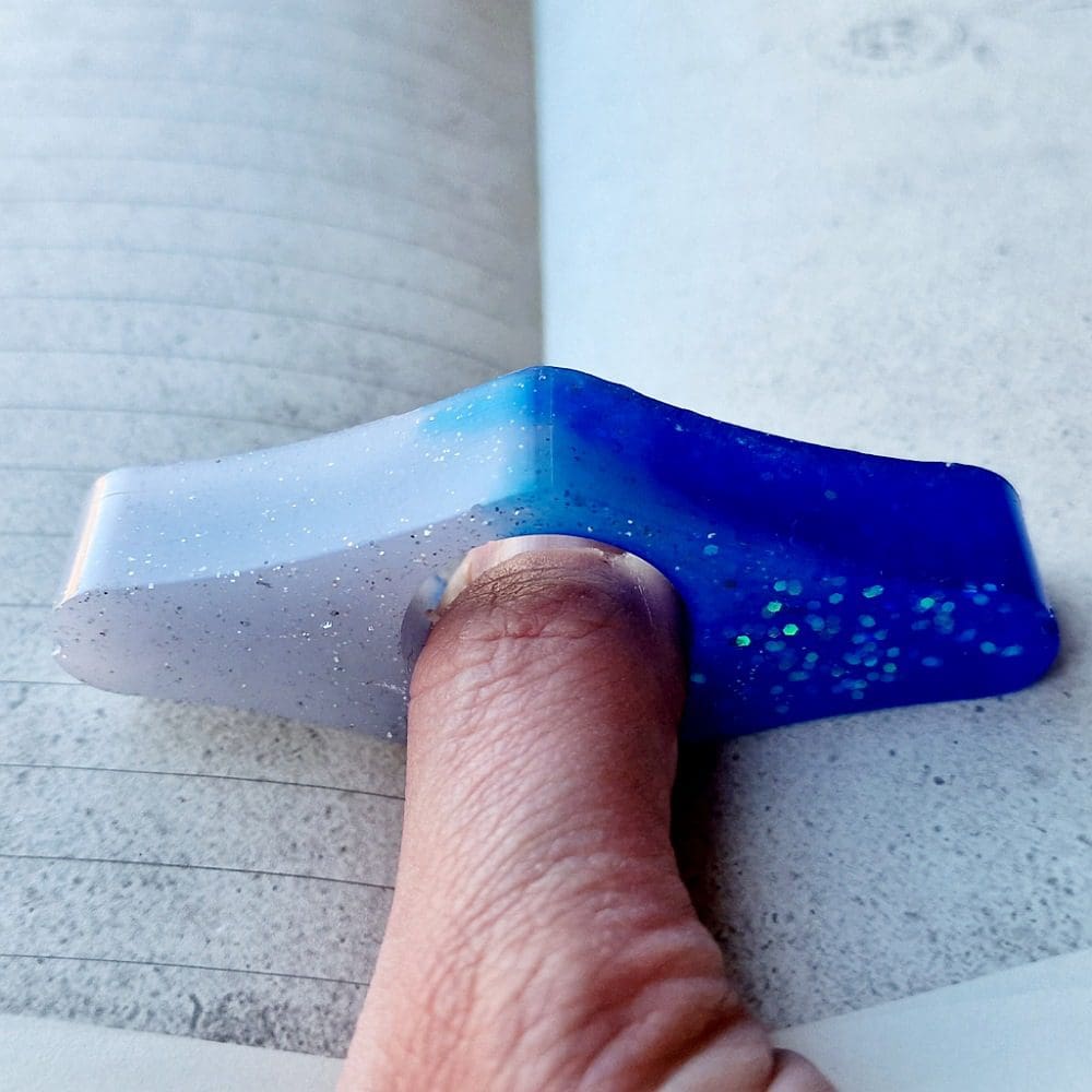 Page-holder-resin-blue-silver-glitter