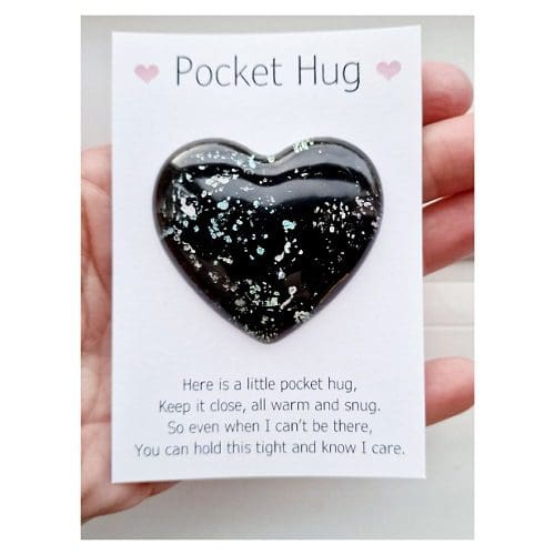 Pocket-hug-resin-heart-black-pastels-2