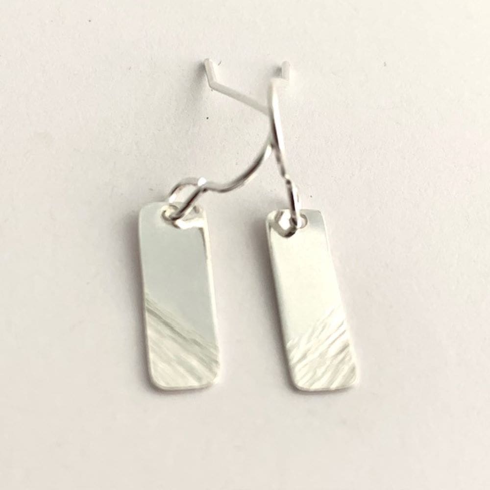 Part line hammered 925 silver earrings
