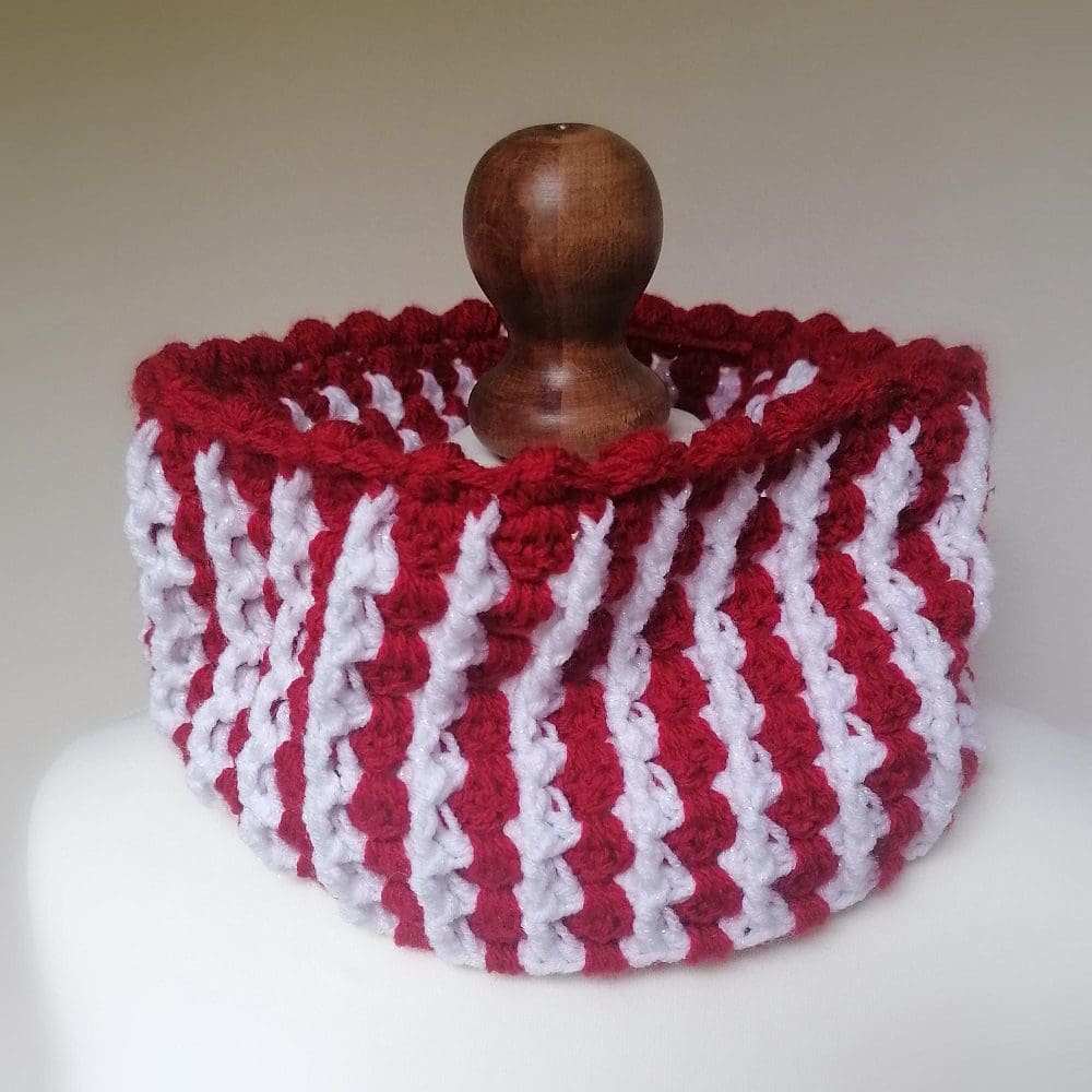 crocheted-cowl-christmas-colours
