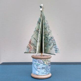 Display a personalised standing map Christmas Tree