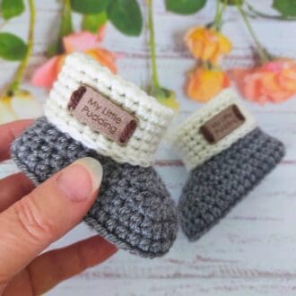 Hand-made crochet baby booties with the good section in a colour of your choice, the folded cuff will be made in cream with an ultrasuede tag added saying 'My Little pudding'