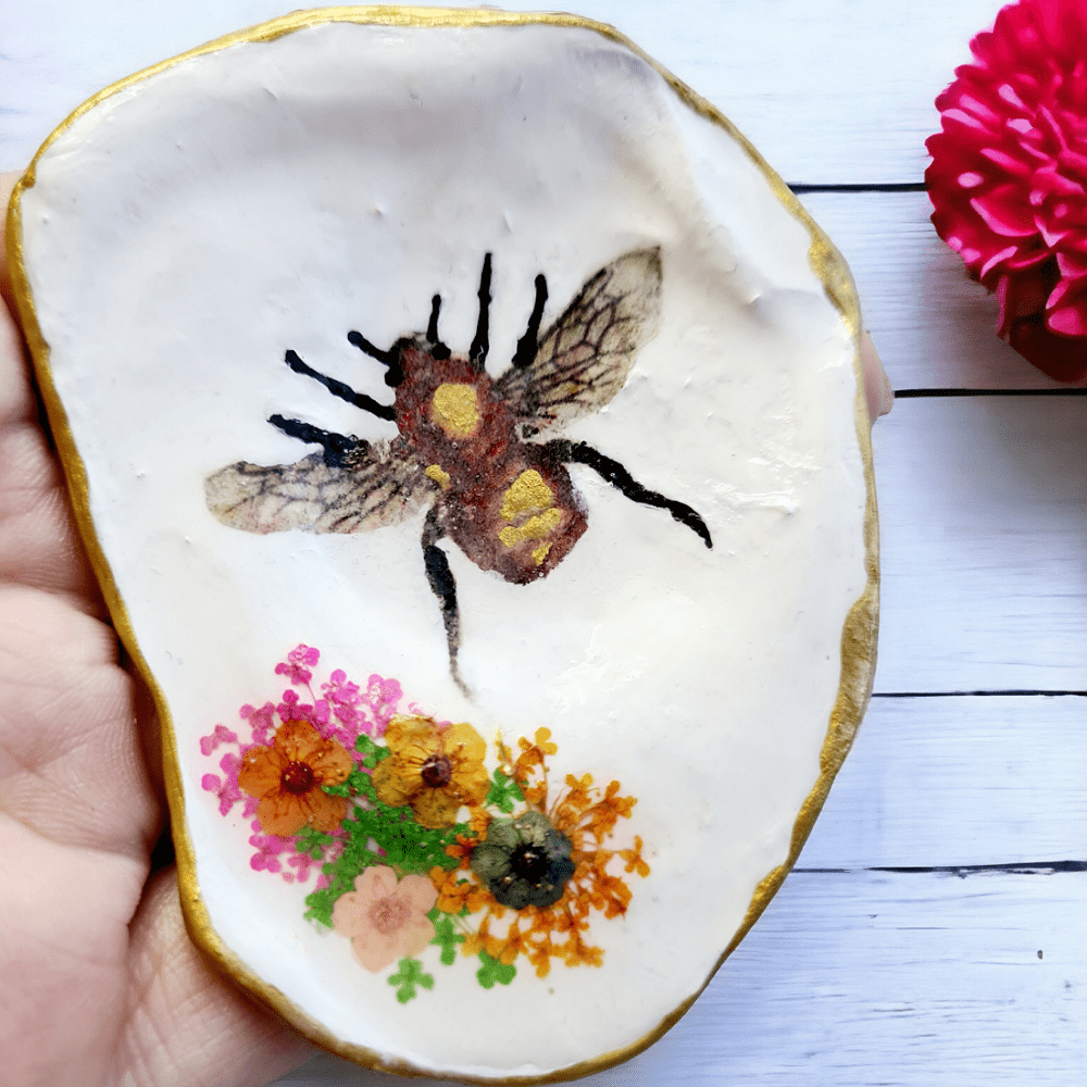 Painted oyster shell - dish - bee - dried flowers