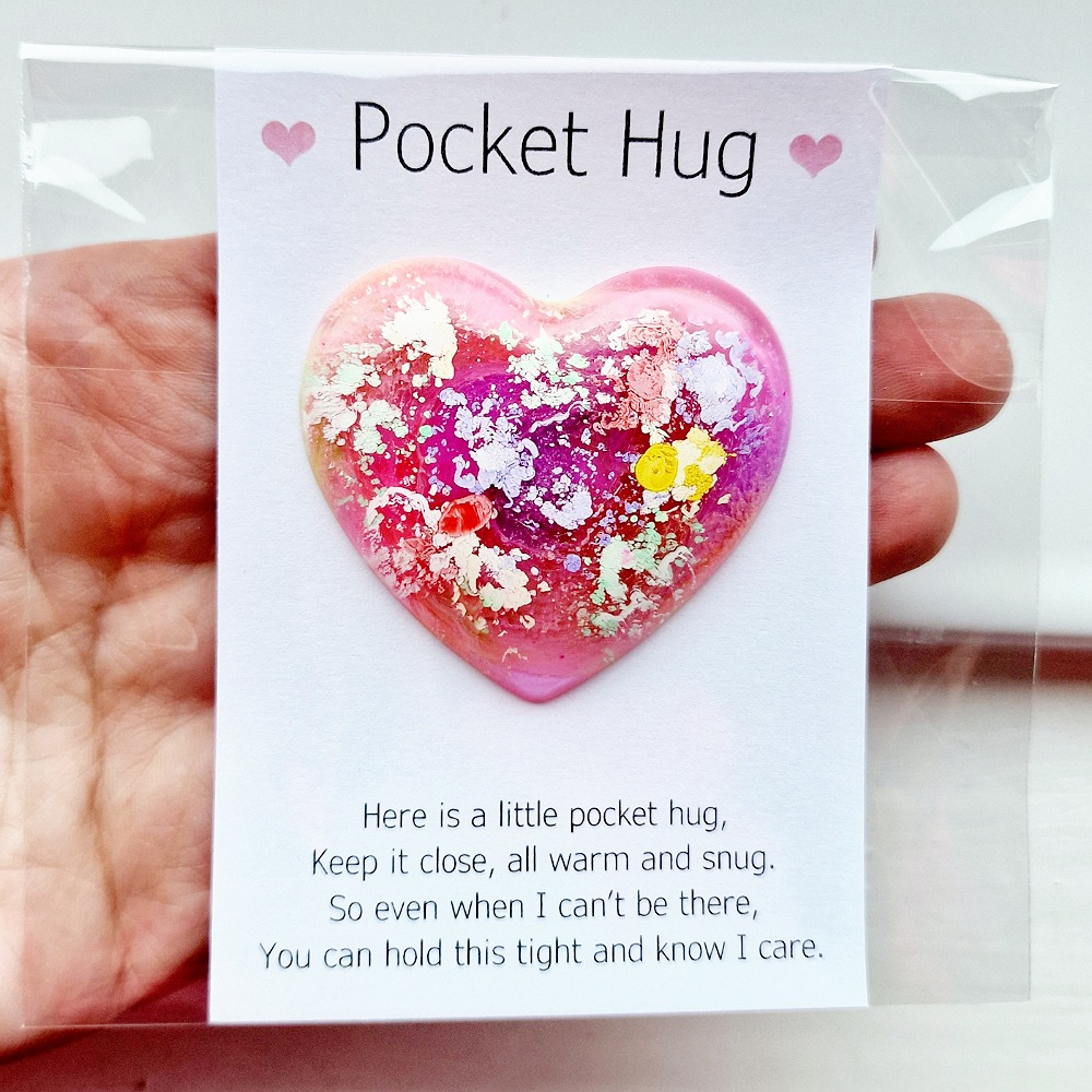 Pocket heart hug - resin - pink - pastel - gift