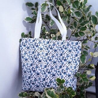 Tote, blue flowers, on white reversible, white spot on deep pink