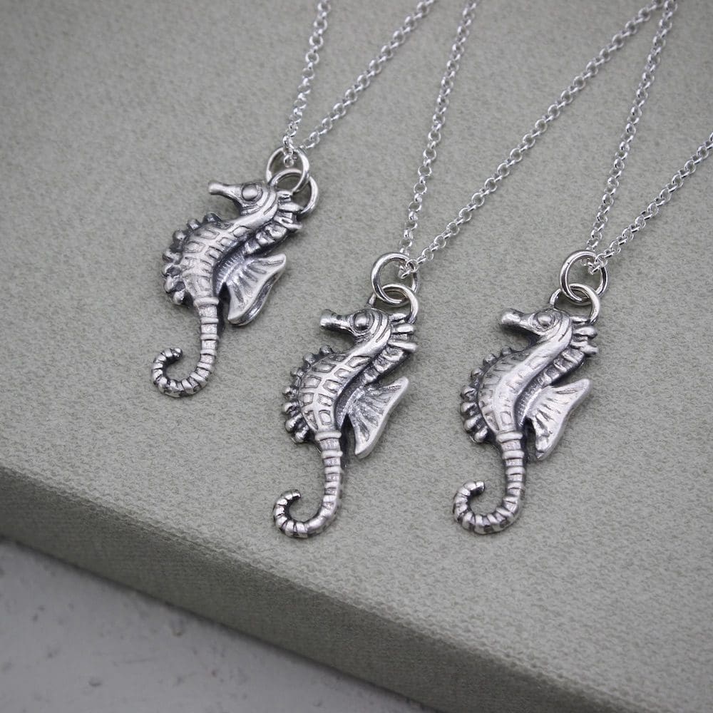 willow-and-twigg-tiny-silver-seahorse-pendant-necklace