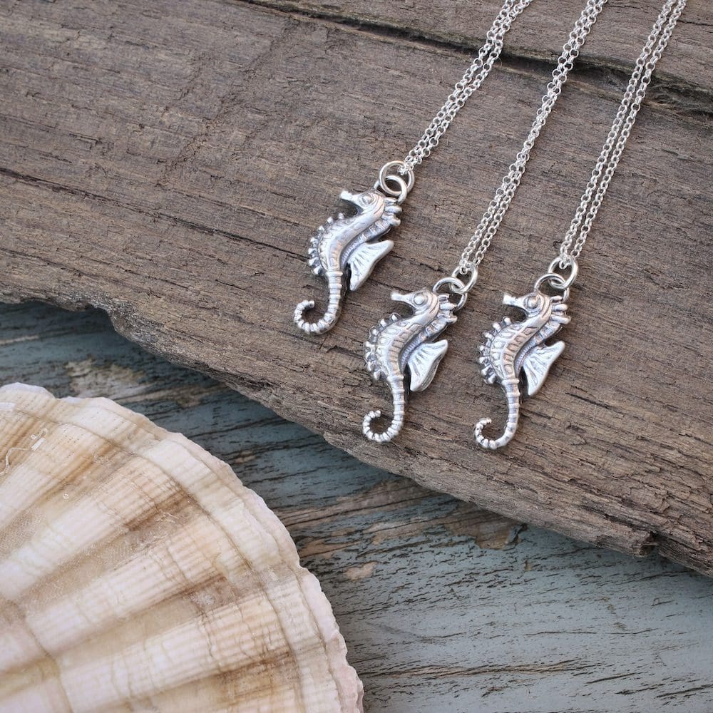 willow-and-twigg-tiny-silver-seahorse-pendant-necklace