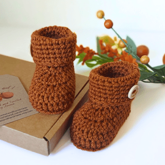 hand crochet baby booties, created with a smooth feeling folded cuff, they are made from the sole upwards leaving no seams to irritate babies feet. They are fininshed off with a wooden handmade with love button. These are gingerbread colour