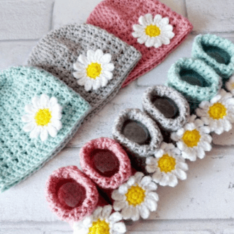 Crochet baby beanie hat and bootie set with applique daisy. The set comes in sizes newborn, 0-3 and 3-6 months and makes a lovely coming home outfit. They are made with 100% acrylic yarn which is soft and cosy for your little one.