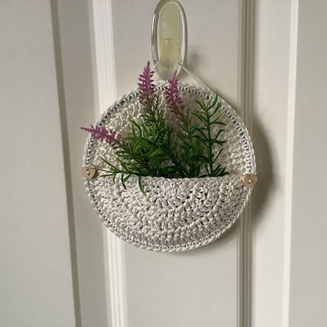 Crochet pocket wall hanger
