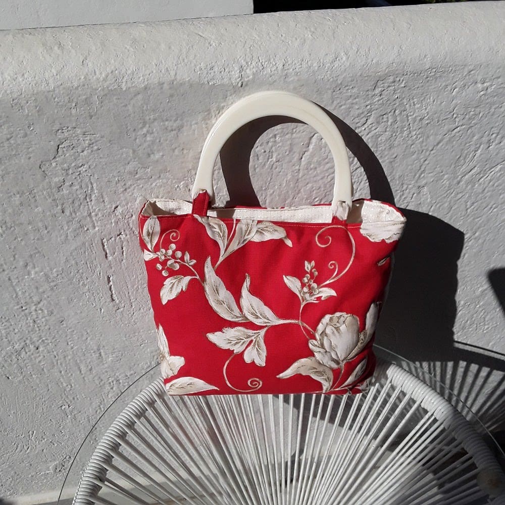 Grab bag, red, cream flowers