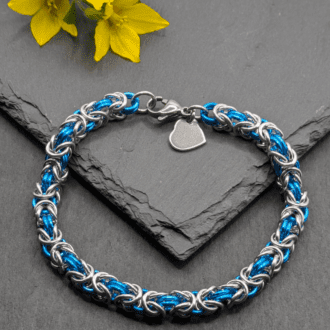 Chainmaille bracelet made in the byzantine weave. Made with silver and turquoise coloured aluminium rings
