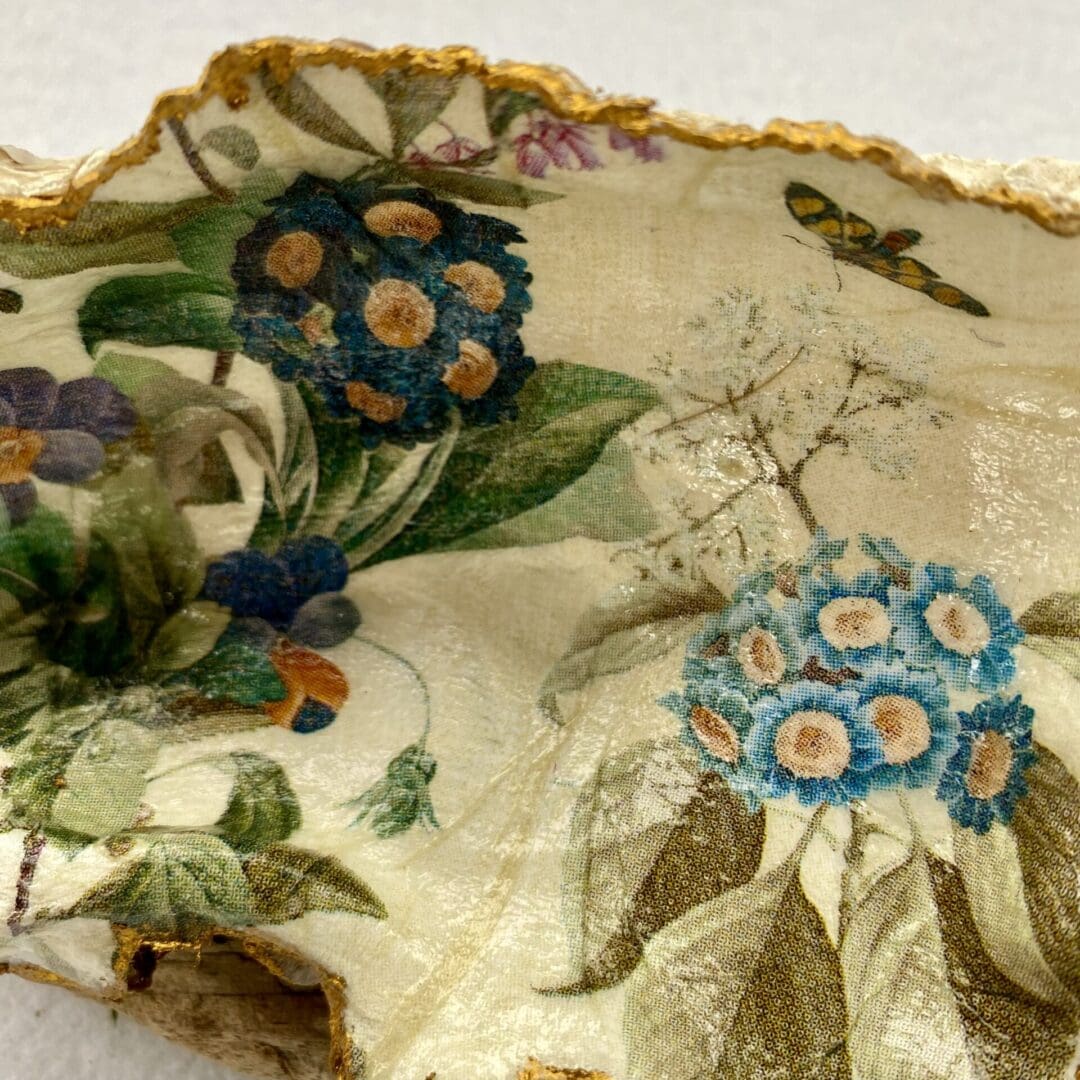 Decoupaged shell Aricular flowers