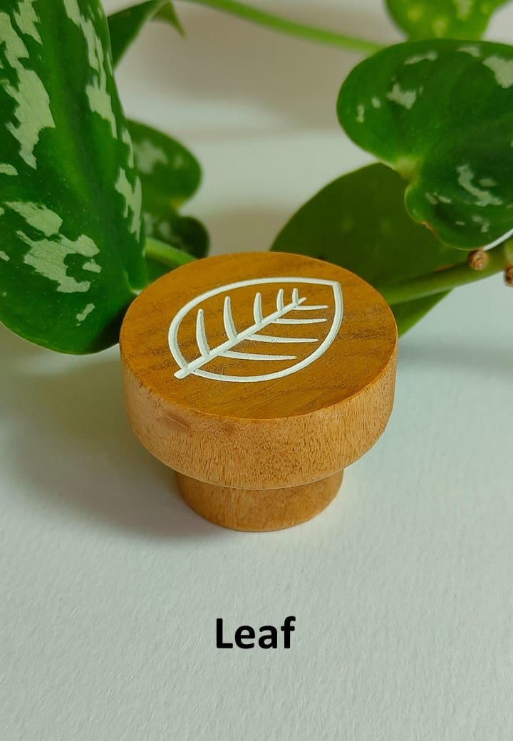 Wooden Furniture Knob with Leaf Design