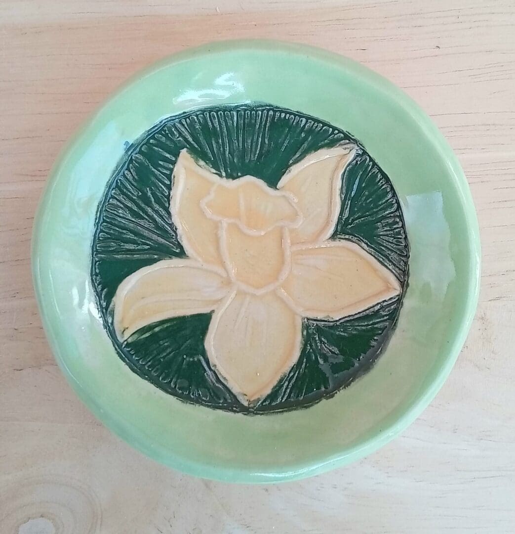 "dish-with-daffodil"