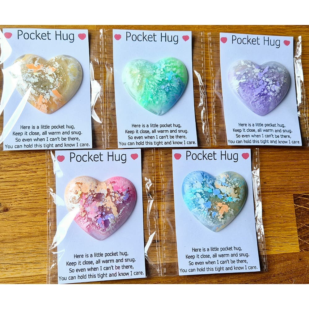 Pocket hug - hearts - resin