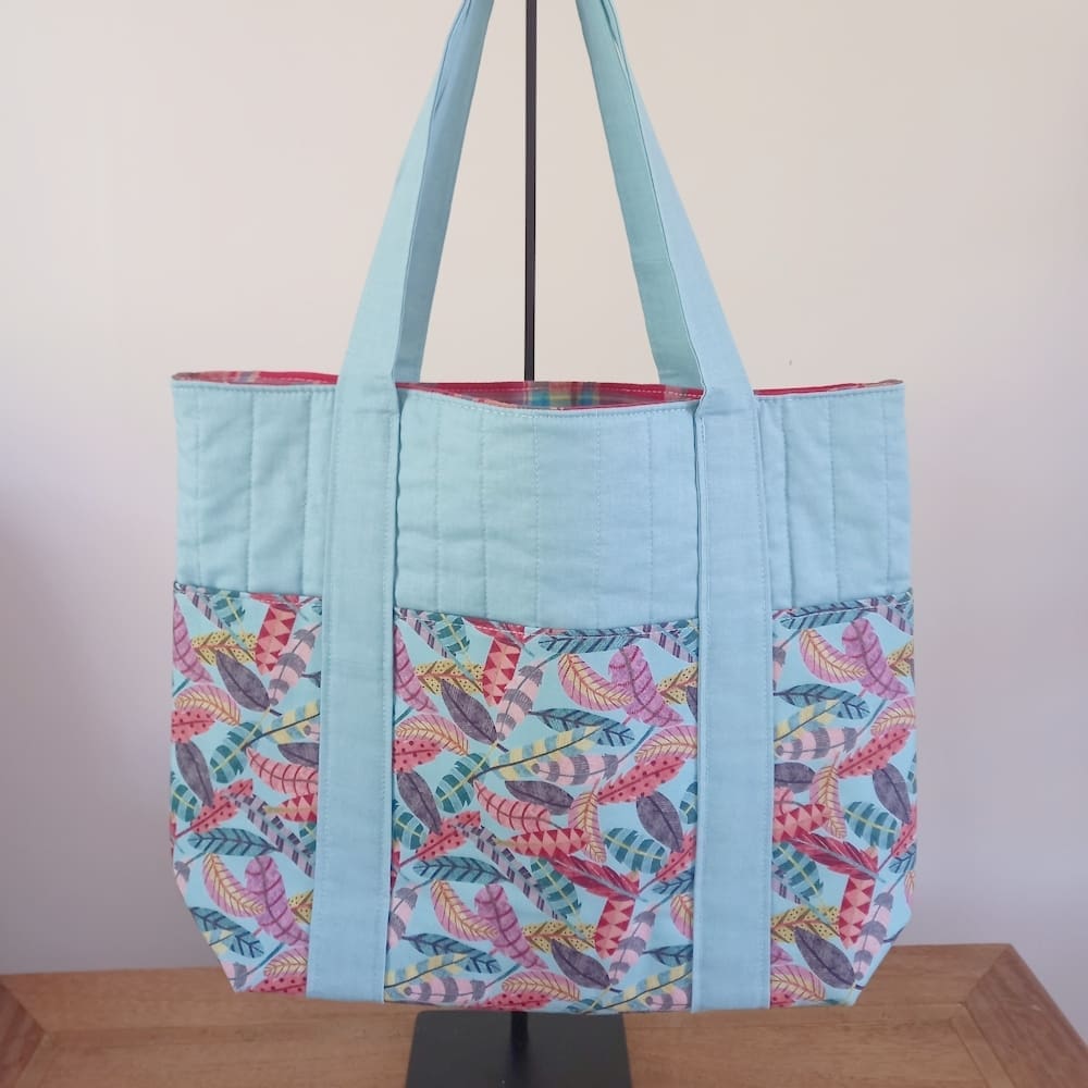 Quilted tote bag with tartan lining