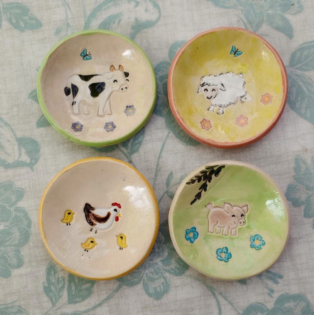 "farm-animal-ring-dish-cow-sheep-chickens-pig"