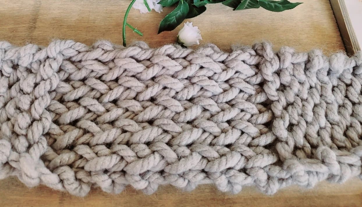 grey chunky knit scarf showing the pattern