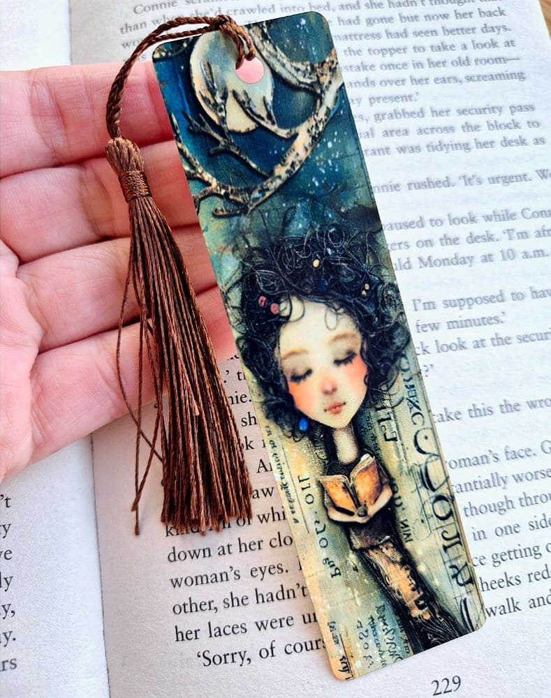 Aluminium bookmark - green girl moon