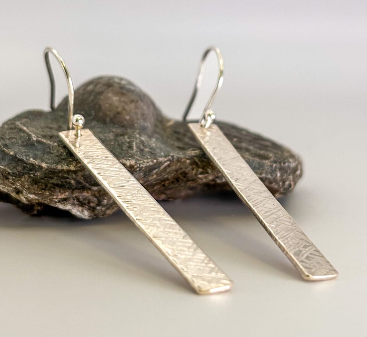 Bar earrings crosshatch