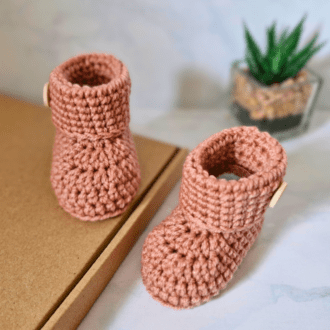 Soft & warm crochet baby booties, handmade with UK-made acrylic yarn. Available in newborn, 0-3 and 3-6 months sizes & various colours. Perfect baby shower gift.