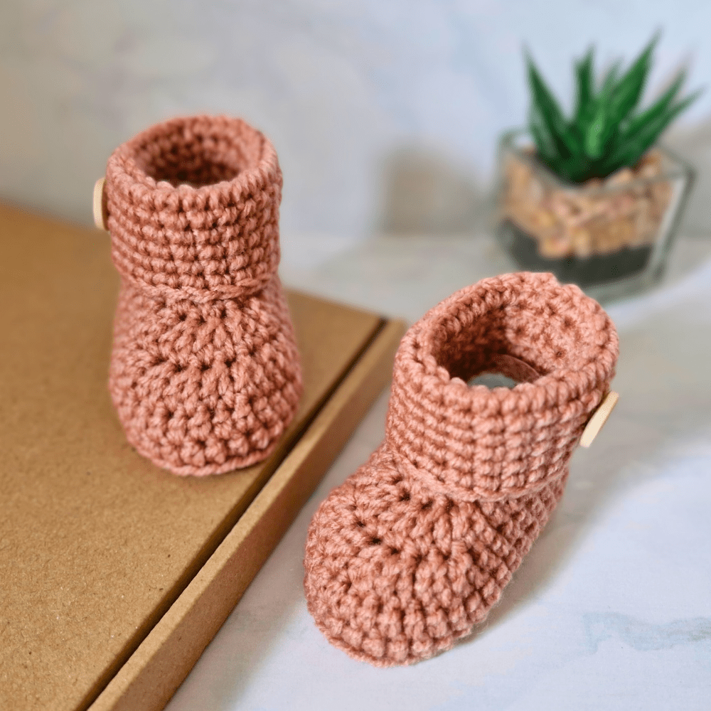 Soft & warm crochet baby booties, handmade with UK-made acrylic yarn. Available in newborn, 0-3 and 3-6 months sizes & various colours. Perfect baby shower gift.