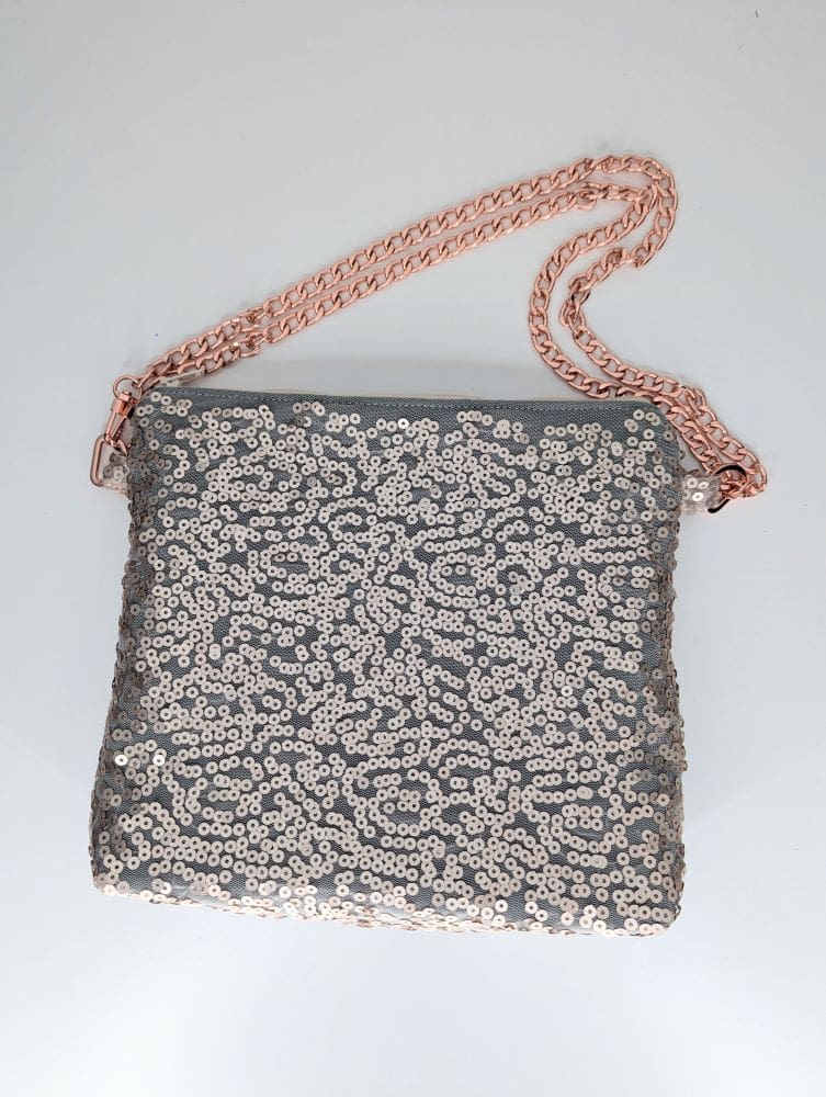 Shiny evening purse in gold sequins with a rose gold metal chain