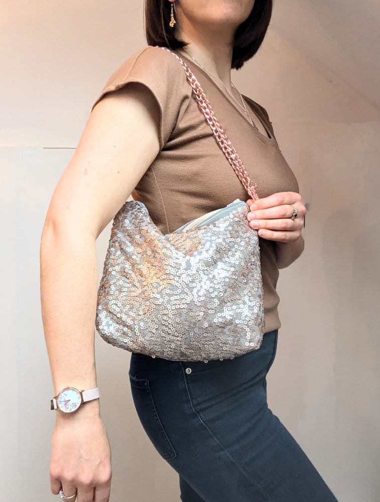 Gold, sparkly shoulder bag with chain strap