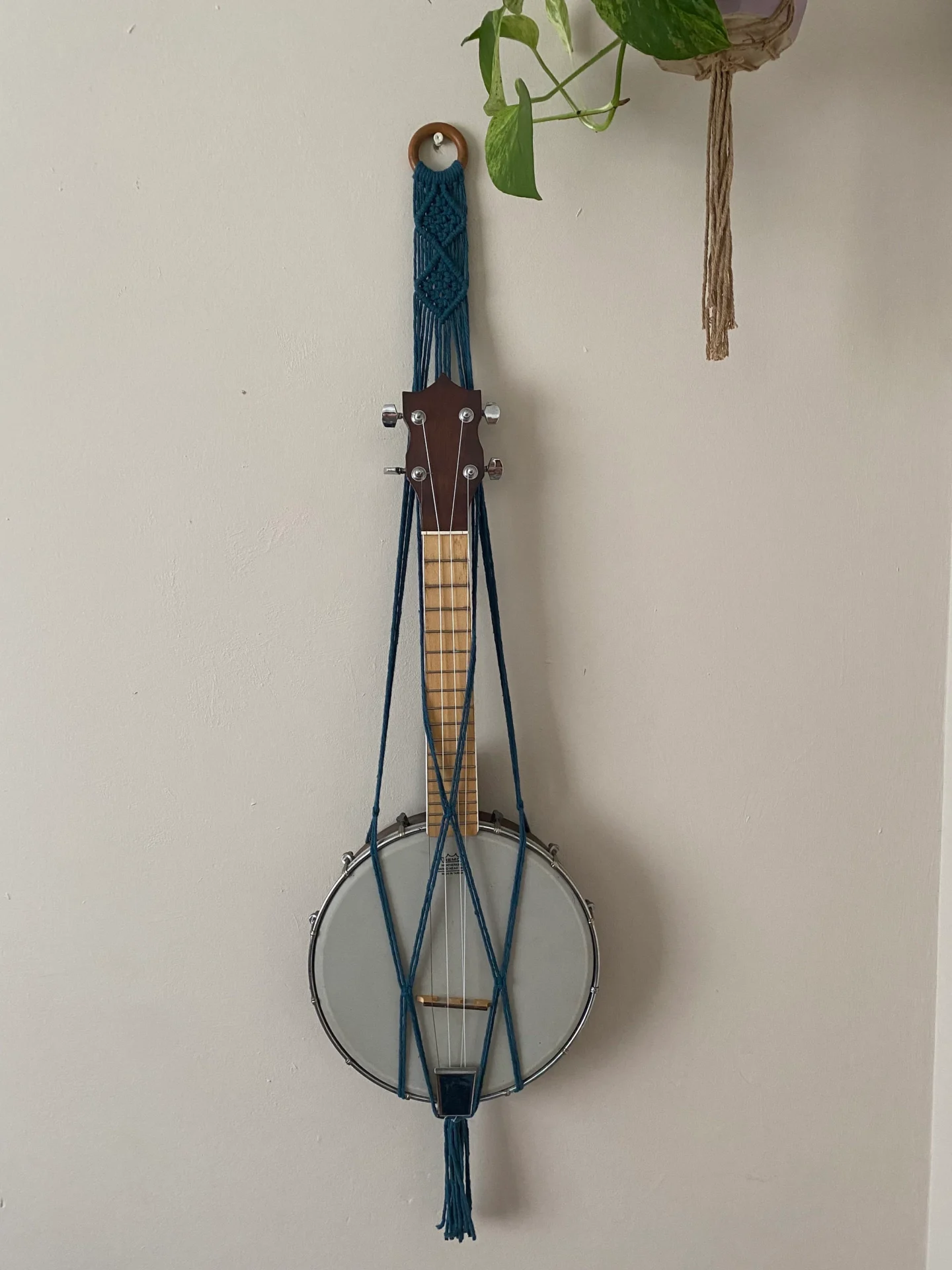 Banjolele wall hanger made with recycled cotton