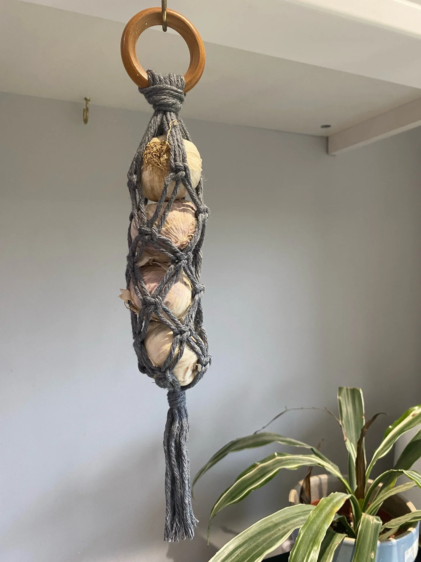 Hanging garlic storage, made with dark grey recycled cotton