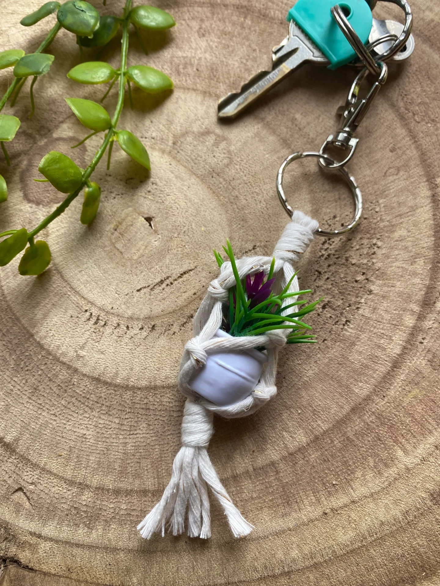 Mini plant hanger keyring made with recycled cotton