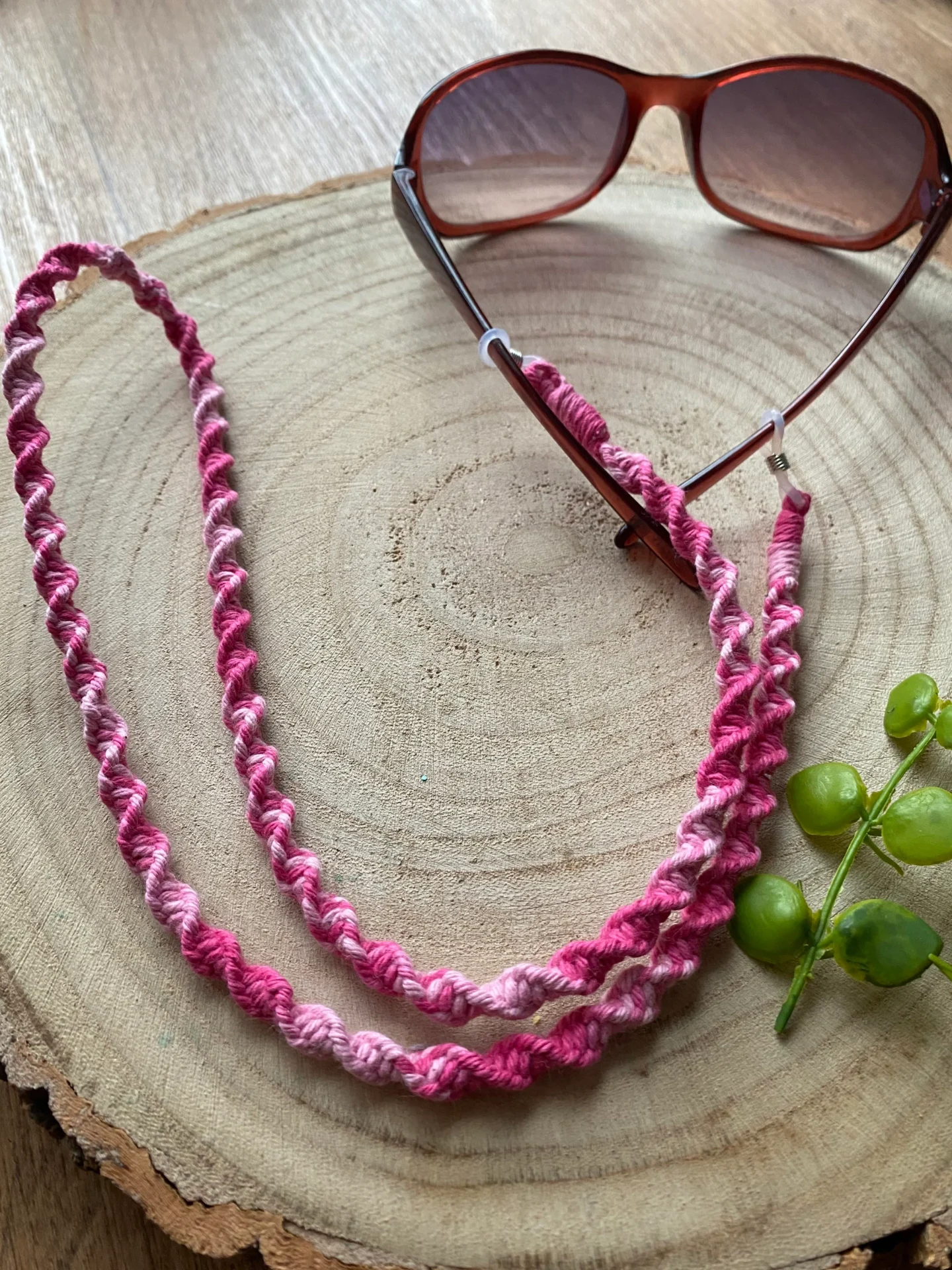 Pink glasses chain, 70-75cm, made with recycled cotton.