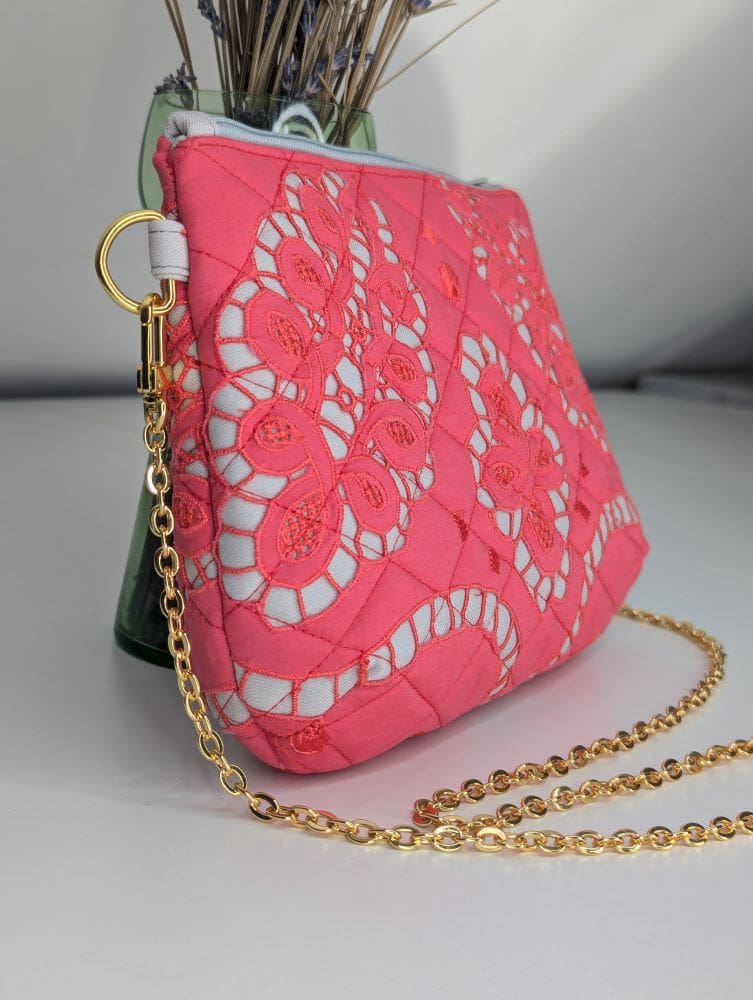 Trendy floral-pattern quilted handbag 2024